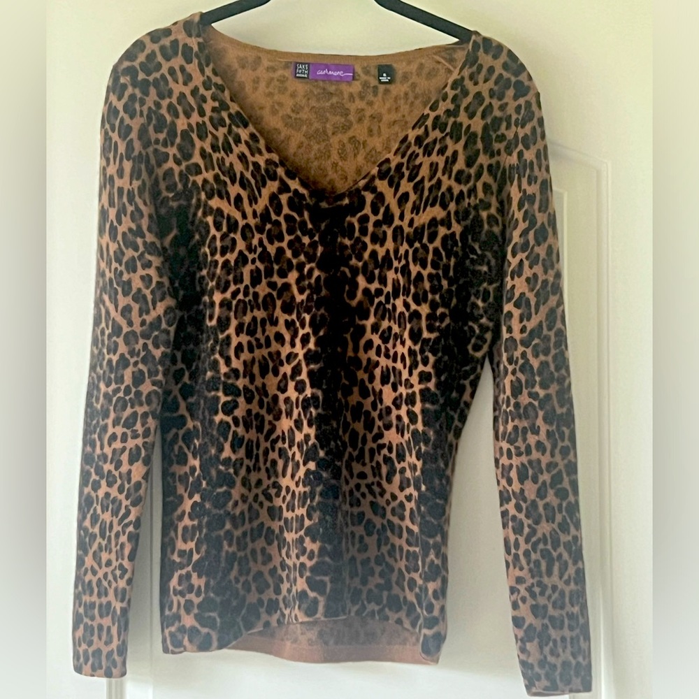 EUC Saks Fifth Avenue Cashmere sweater ~ leopard size Small